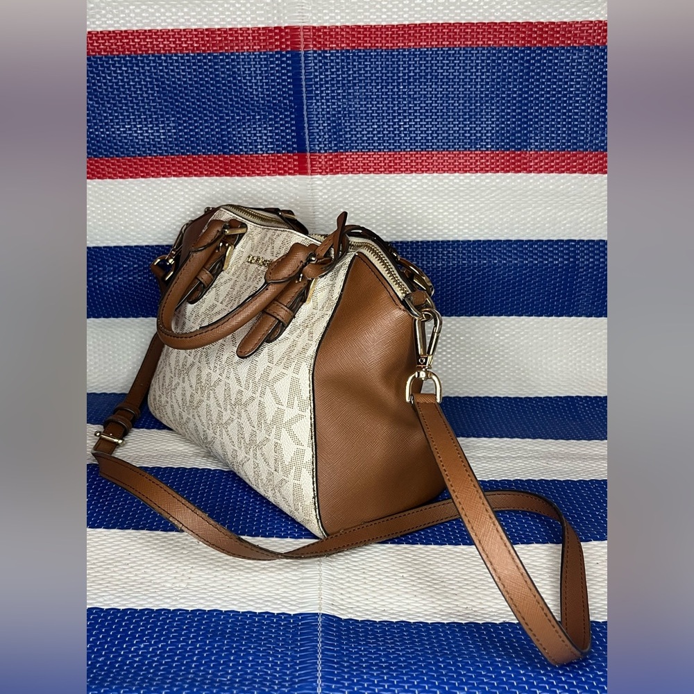 🎉Michael Kors Ciara Vanilla Acorn Convertible Signature Monogram Messenger Bag - Picture 15 of 15